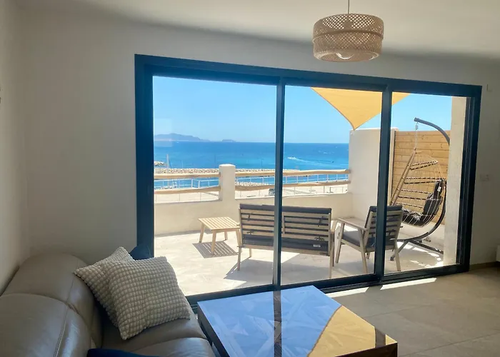 T2 vue sur le port jacuzzi terrasse et parking